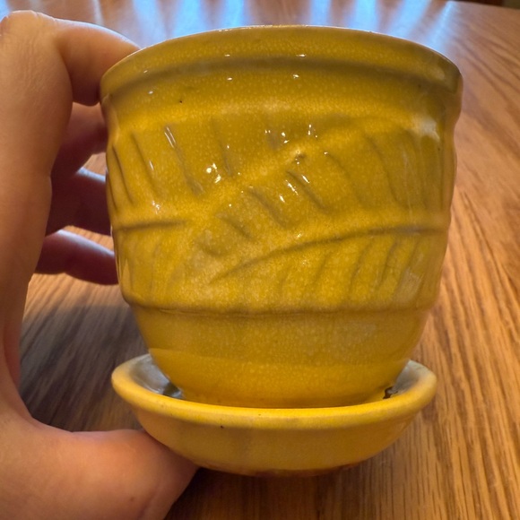 Vintage Yellow Ceramic Leaf Pattern Planter with Saucer Bottom - Picture 2 of 6